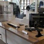 smittevernsvegg og skillevegg montert på et skrivebord