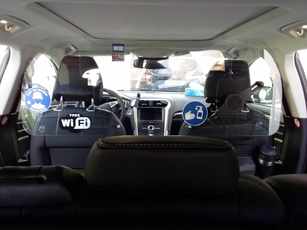 smittevegg monterat bak i en taxi i frankrike